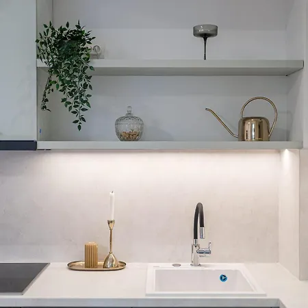 Stylish & Sunny - Steps From Amzei Square Apartment