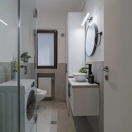 Apartment Stylish & Sunny - Steps From Amzei Square Bucharest