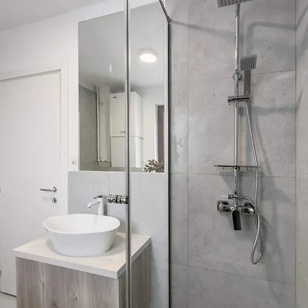 Stylish & Sunny - Steps From Amzei Square Apartment