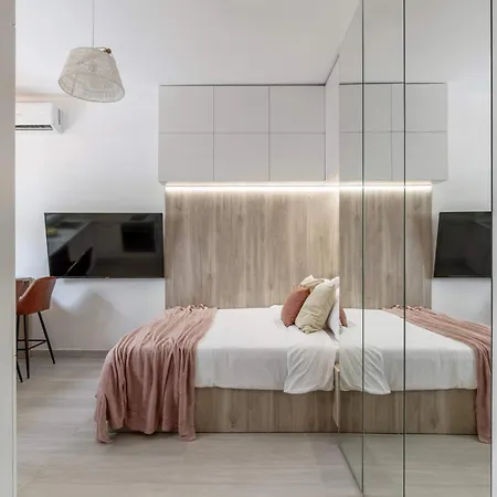 Stylish & Sunny - Steps From Amzei Square *