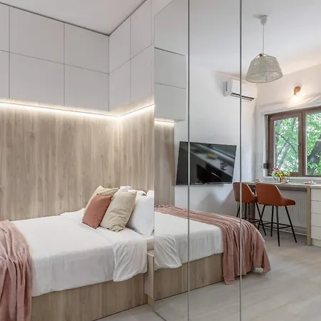 Stylish & Sunny - Steps From Amzei Square Bukarest