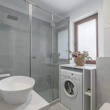 Apartment Stylish & Sunny - Steps From Amzei Square