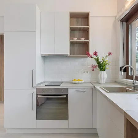 Apartment Stylish & Sunny - Steps From Amzei Square *