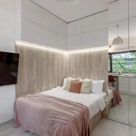 Stylish & Sunny - Steps From Amzei Square *