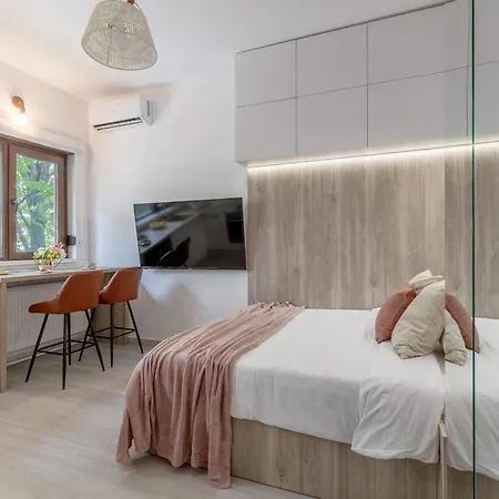 Stylish & Sunny - Steps From Amzei Square Bucureşti