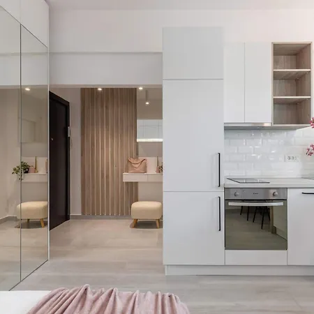 Stylish & Sunny - Steps From Amzei Square * Bukarest