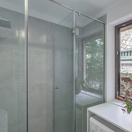 Stylish & Sunny - Steps From Amzei Square *