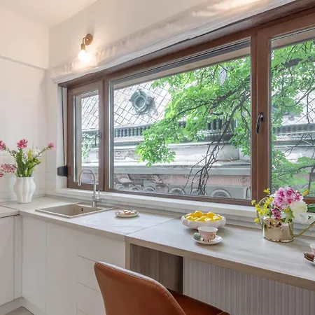 Stylish & Sunny - Steps From Amzei Square * Bucureşti