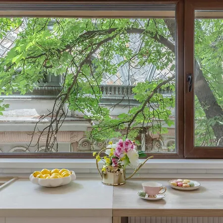 Stylish & Sunny - Steps From Amzei Square Bukarest