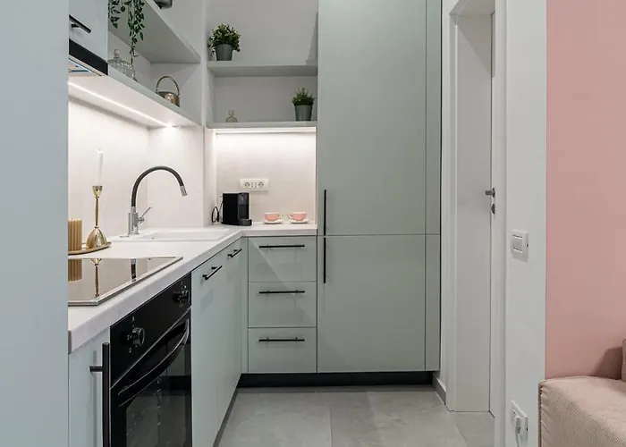 Apartment Stylish & Sunny - Steps From Amzei Square Bucharest