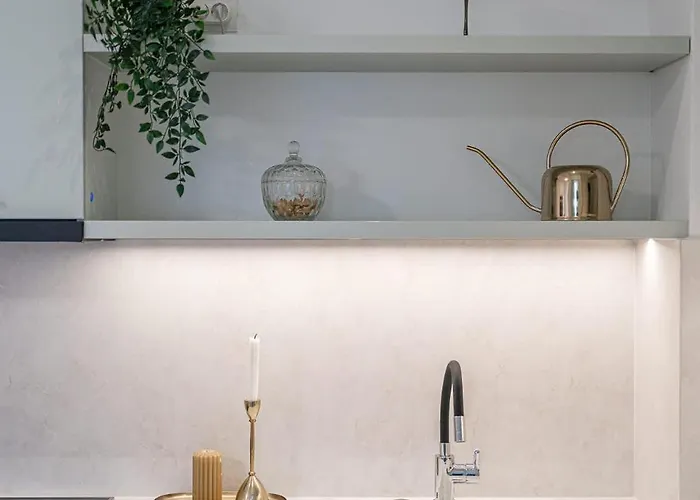 Stylish & Sunny - Steps From Amzei Square Apartment