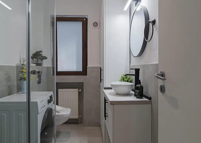 Apartment Stylish & Sunny - Steps From Amzei Square Bucharest