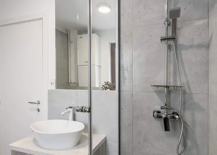 Stylish & Sunny - Steps From Amzei Square Apartment