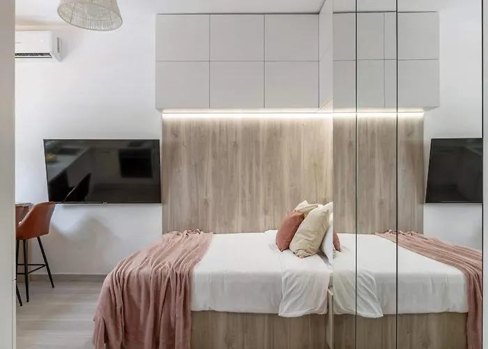 Stylish & Sunny - Steps From Amzei Square *