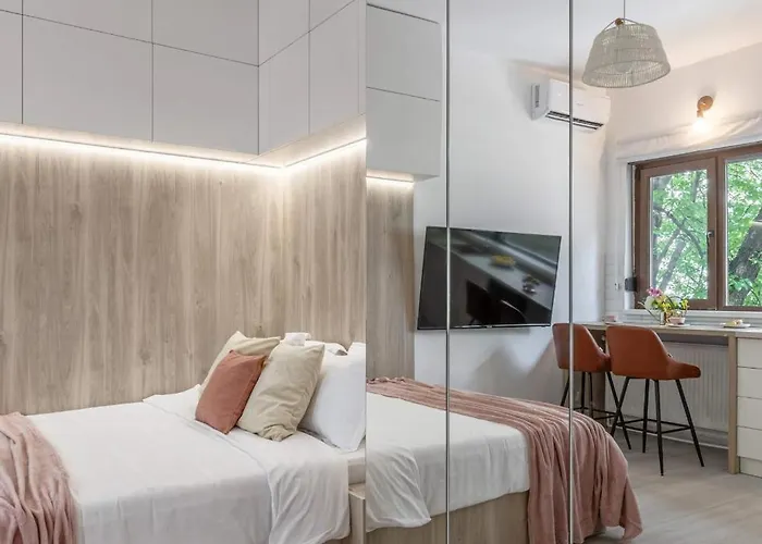 Stylish & Sunny - Steps From Amzei Square Bukarest