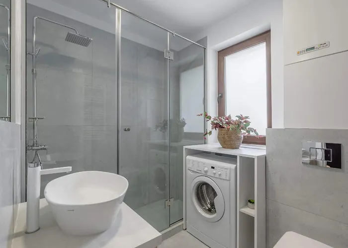 Apartment Stylish & Sunny - Steps From Amzei Square