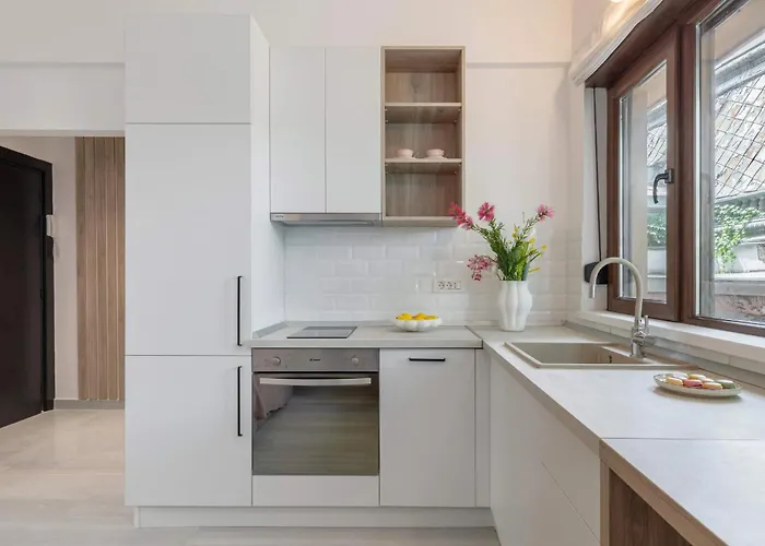 Apartment Stylish & Sunny - Steps From Amzei Square *