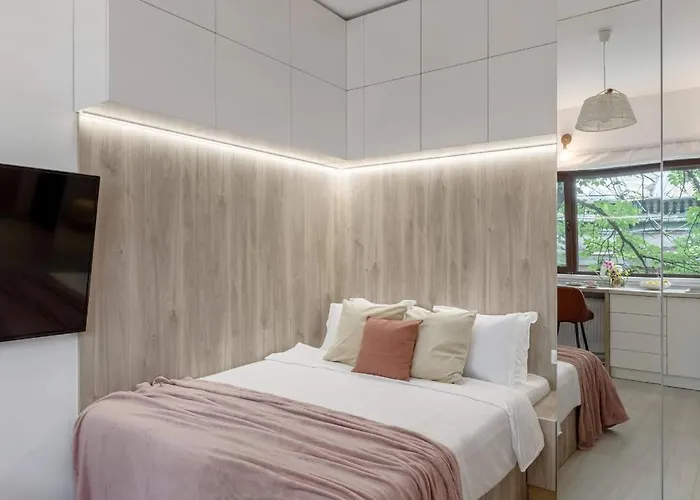 Stylish & Sunny - Steps From Amzei Square *