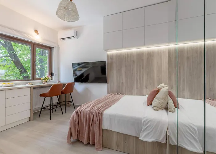Stylish & Sunny - Steps From Amzei Square Bukarest