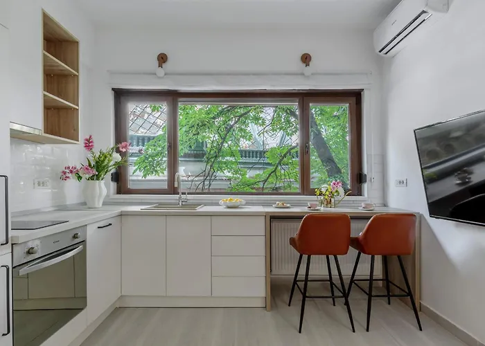 Stylish & Sunny - Steps From Amzei Square Apartamento Bucareste