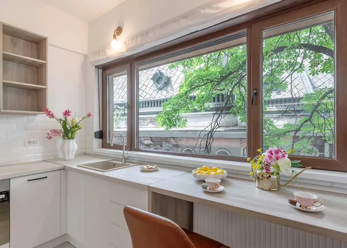 Stylish & Sunny - Steps From Amzei Square * Bukarest