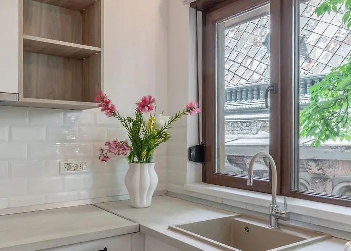 Stylish & Sunny - Steps From Amzei Square *