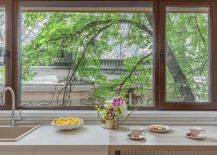 Stylish & Sunny - Steps From Amzei Square Bucareste