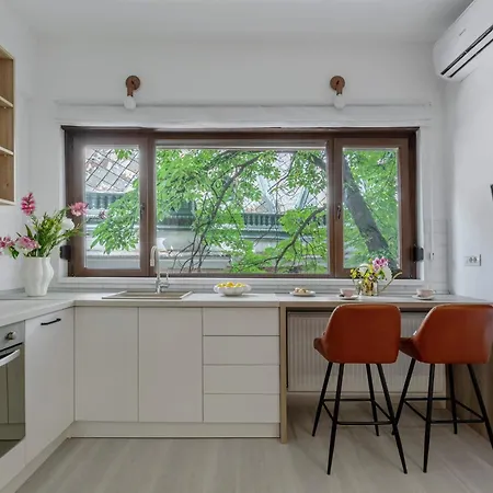Stylish & Sunny - Steps From Amzei Square Appartement Bucarest