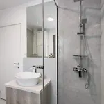 Stylish & Sunny - Steps From Amzei Square Apartman