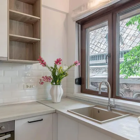 Stylish & Sunny - Steps From Amzei Square *