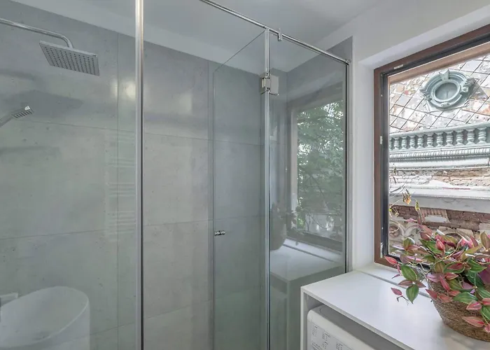 Stylish & Sunny - Steps From Amzei Square *